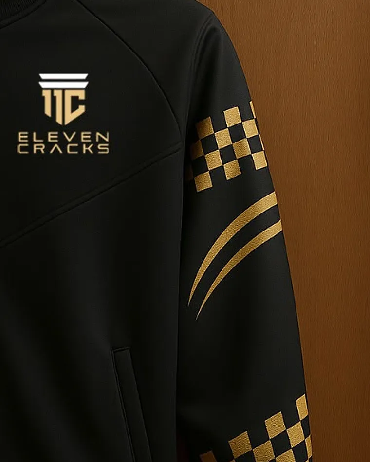 Detalle de la manga de una chaqueta negra y dorada de 11 Cracks, con textura de rombos.