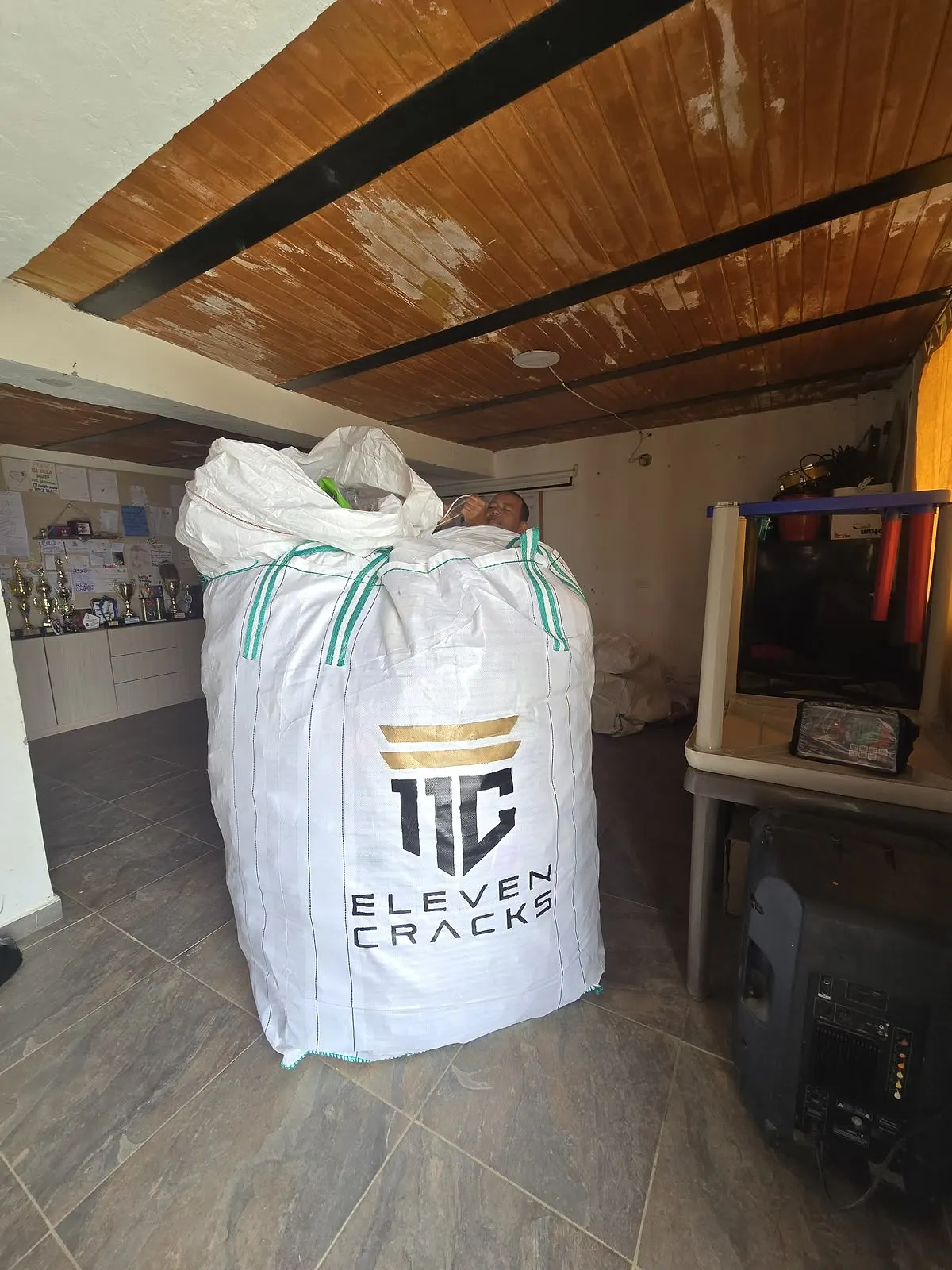 Costal de recolección PET con el logo de 11 Cracks, lleno y listo para su registro.