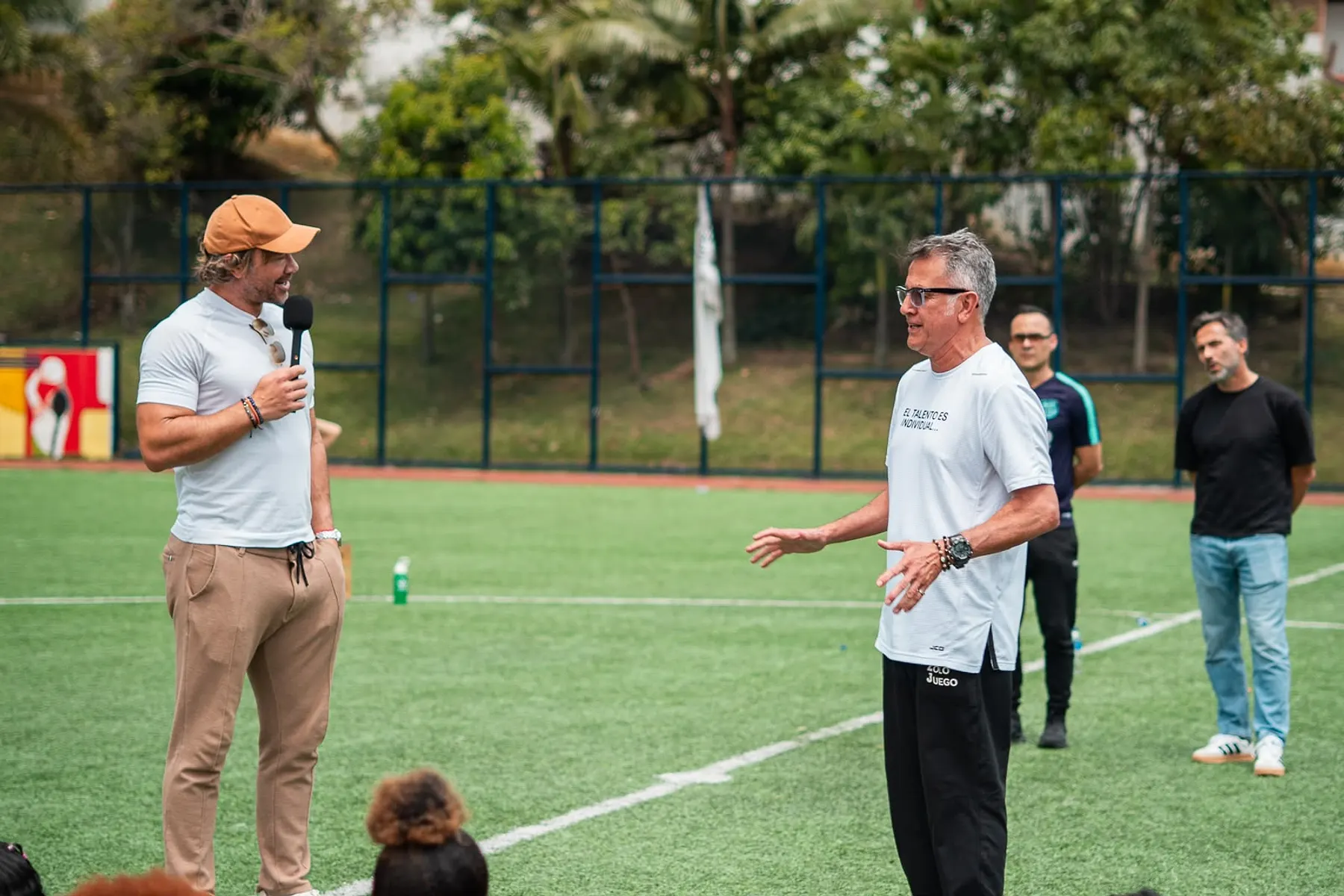 Víctor Córdoba conversa en una cancha durante una experiencia de liderazgo.