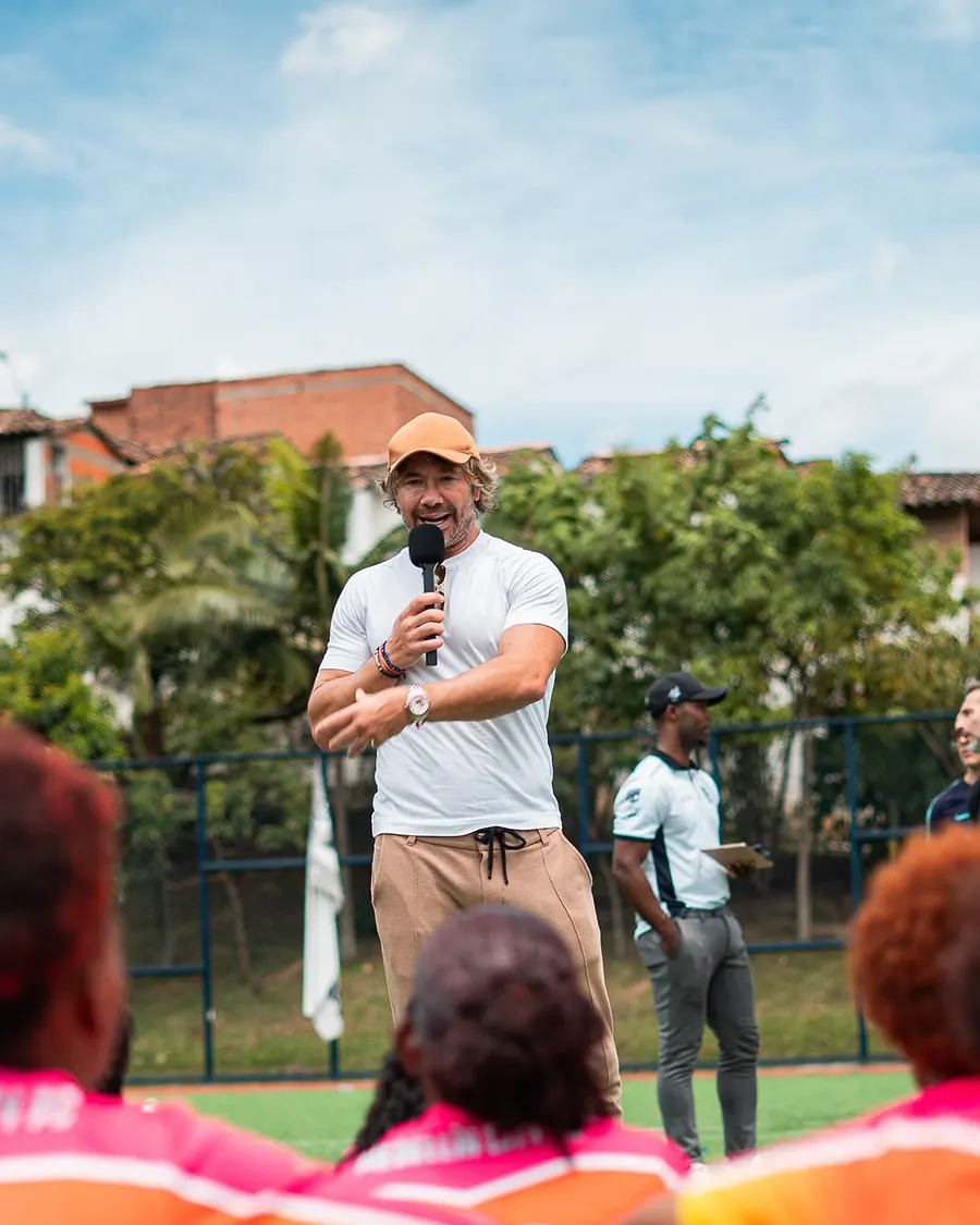 Un mentor de 11 Cracks habla con un grupo de jóvenes jugadoras, acompañando su proceso.