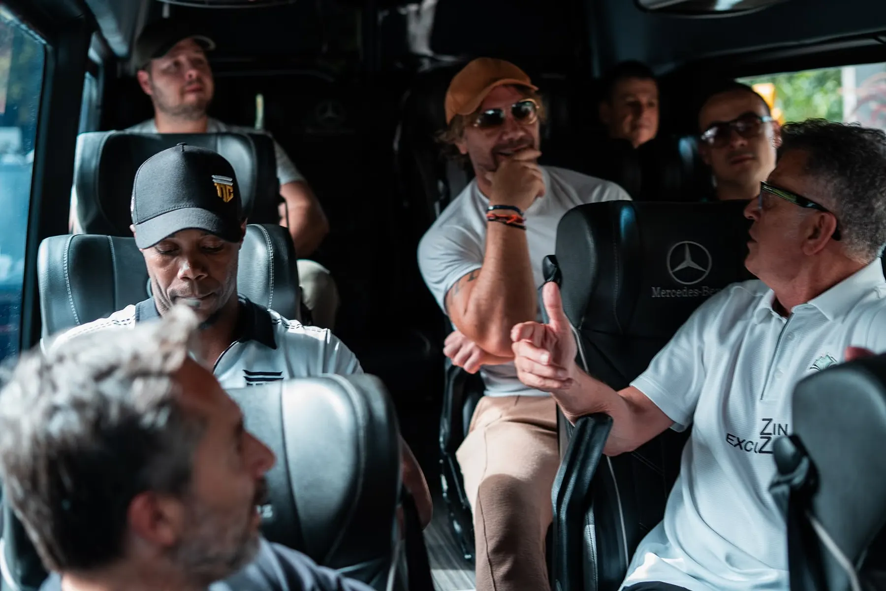 Un grupo de 11 Cracks viaja junto en una van, conversando, durante una experiencia real.