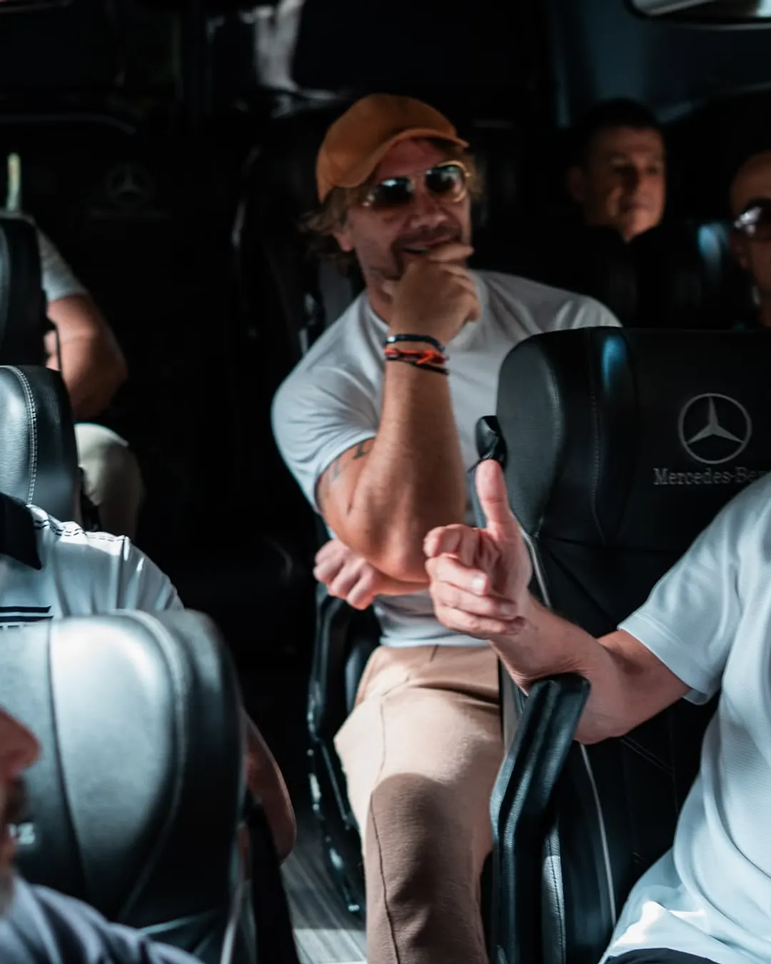 Un grupo de 11 Cracks viaja junto en una van, conversando, durante una experiencia real.